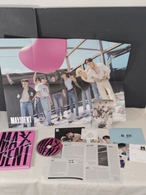 Stray Kids 7th Mini Album "MAXIDENT" in the T-CRUSH version. 1010235 + Poster